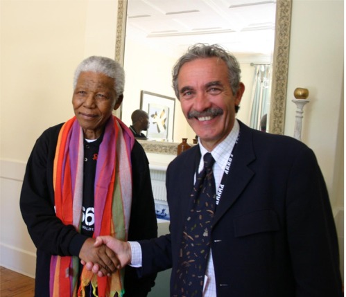 Il Presidente del Consiglio provinciale consegna la sciarpa con i colori della pace allex Presidente del Sudafrica